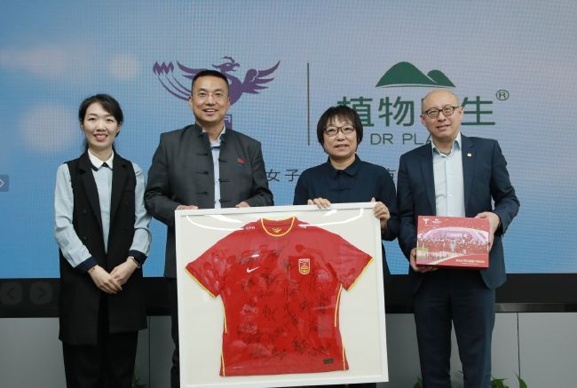 公交车被多人伦小说