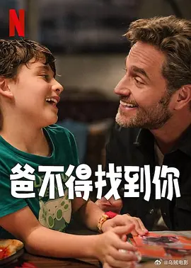瀑布下的中年妇女